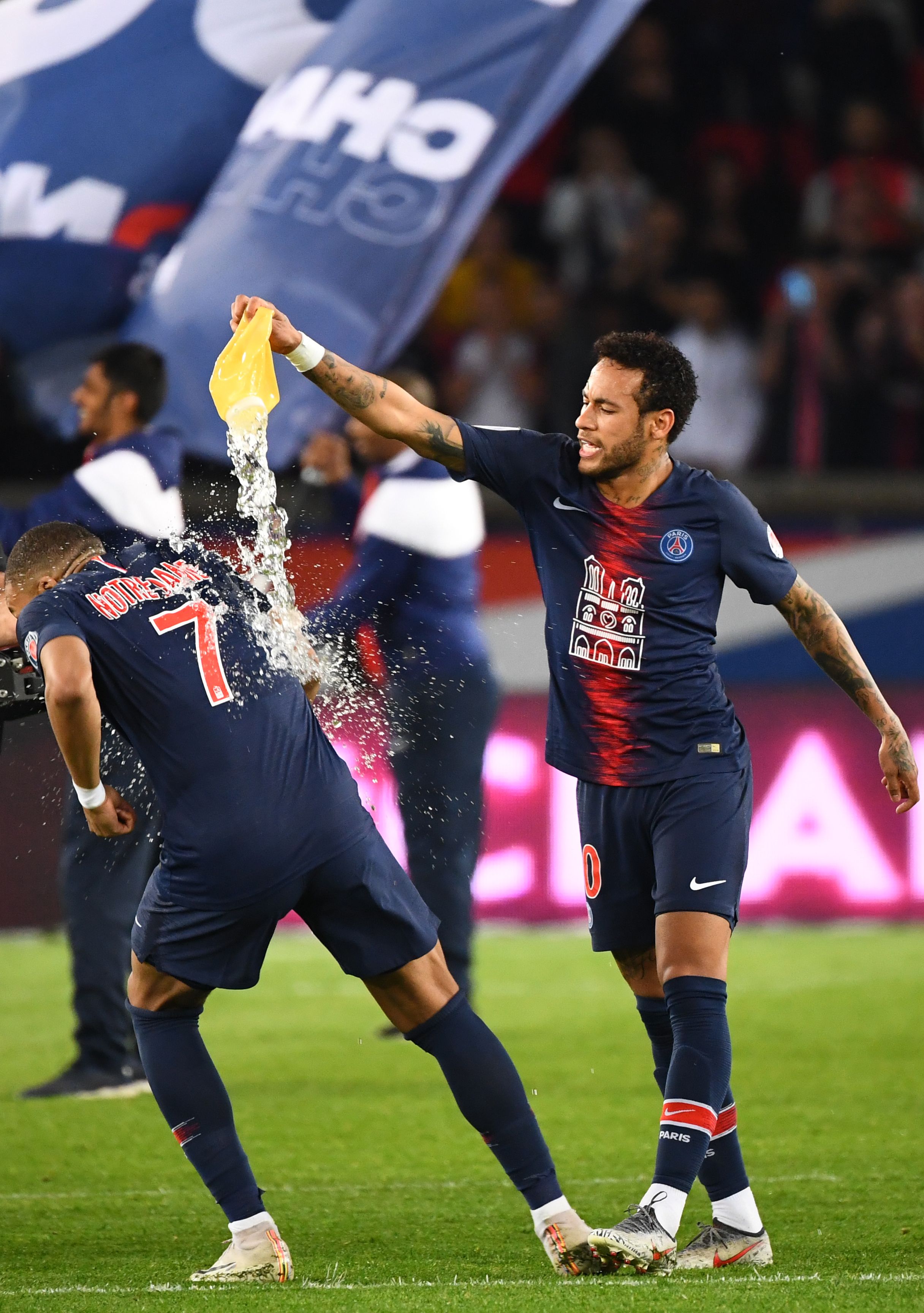 把镜头拉回 把镜头拉回